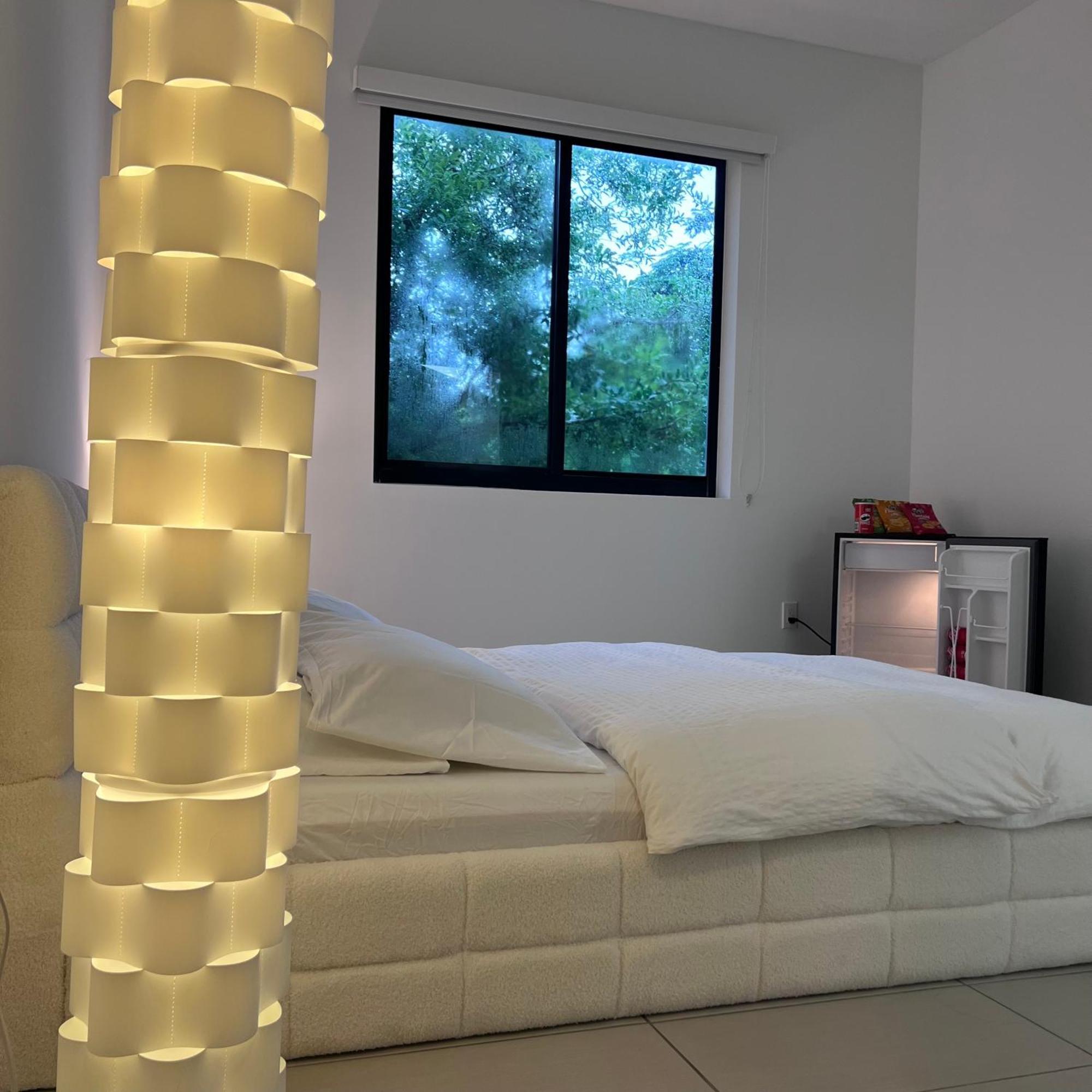 Master Bed Room In Calle Ocho ไมอามี ภายนอก รูปภาพ