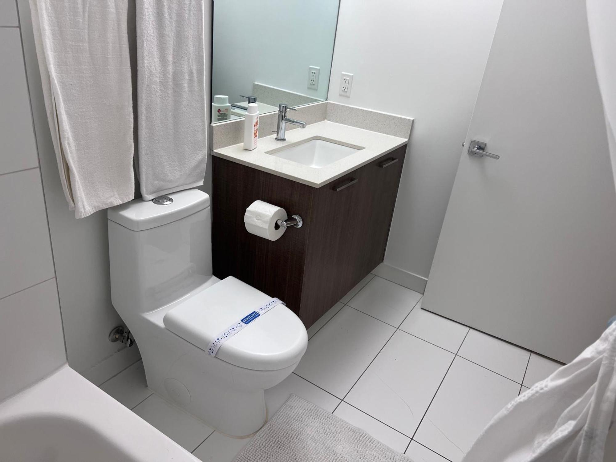 Master Bed Room In Calle Ocho ไมอามี ภายนอก รูปภาพ